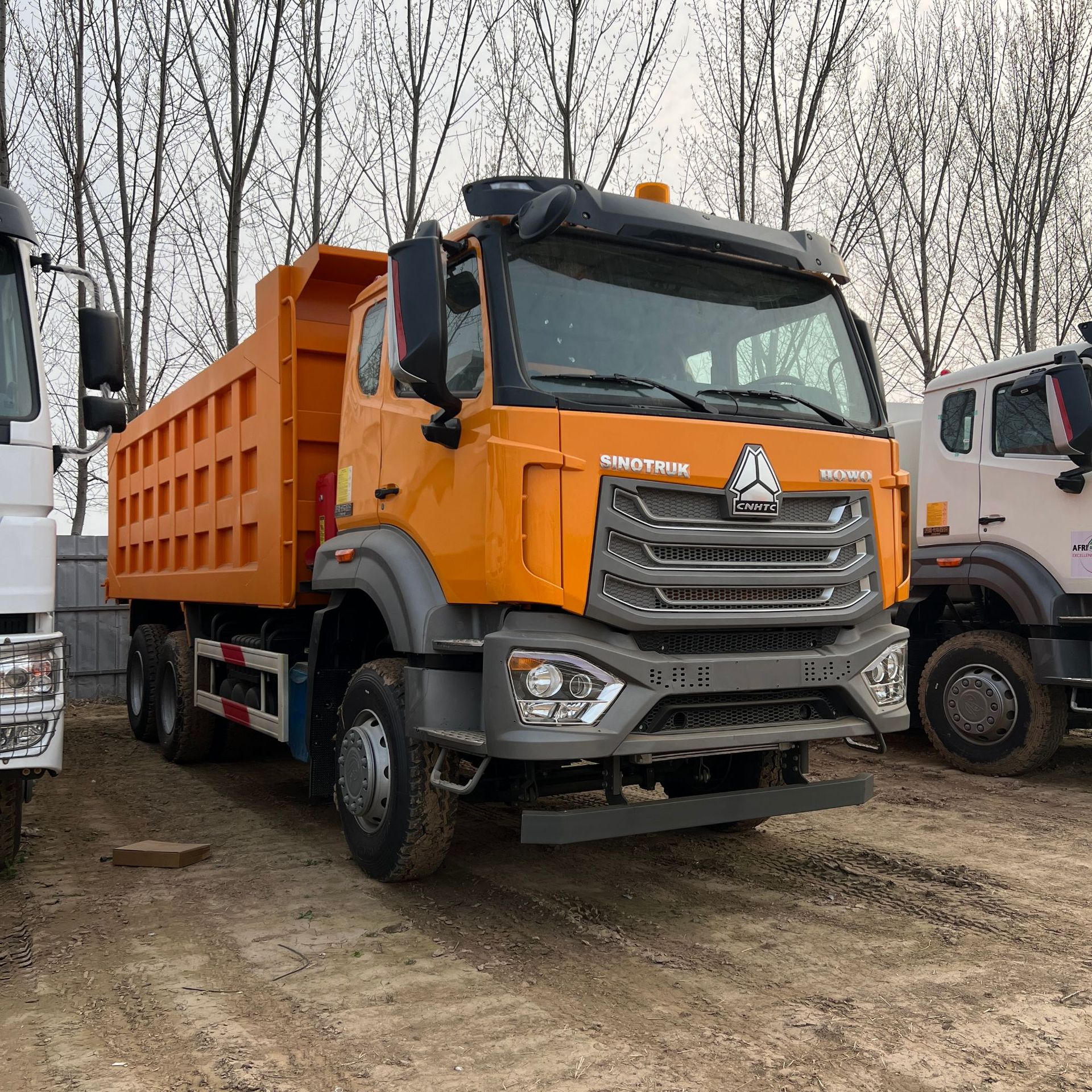 Export to Africa: Sinotruk Howo Eight-Wheel Truck Nx Mining Dump Truck with Customizable Cargo Box, Available in Stock