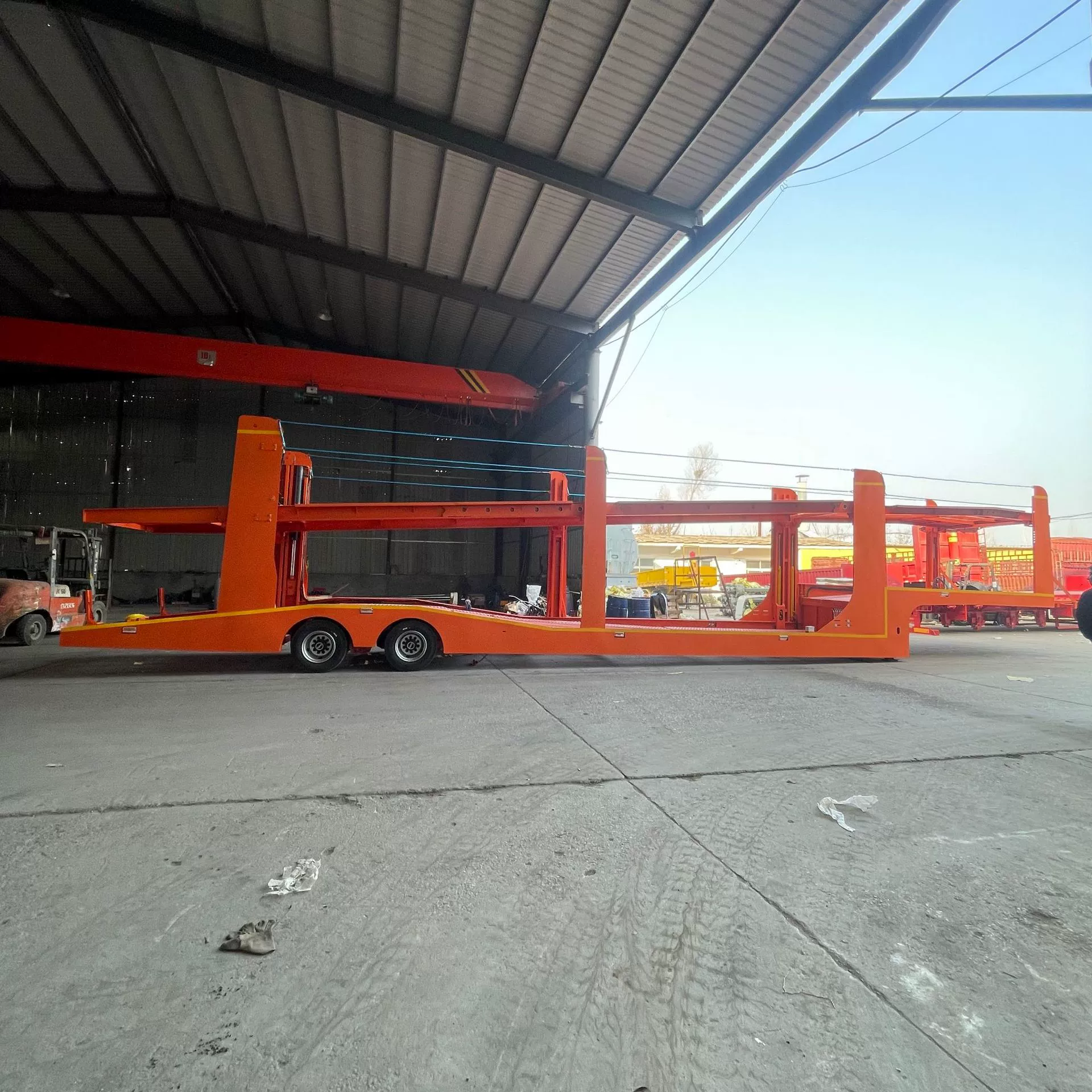 Полуприцеп-автовоз на восемь автомобилей, двухъярусный, с выдвижной платформой, для перевозки 17m удлиненных автомобилей