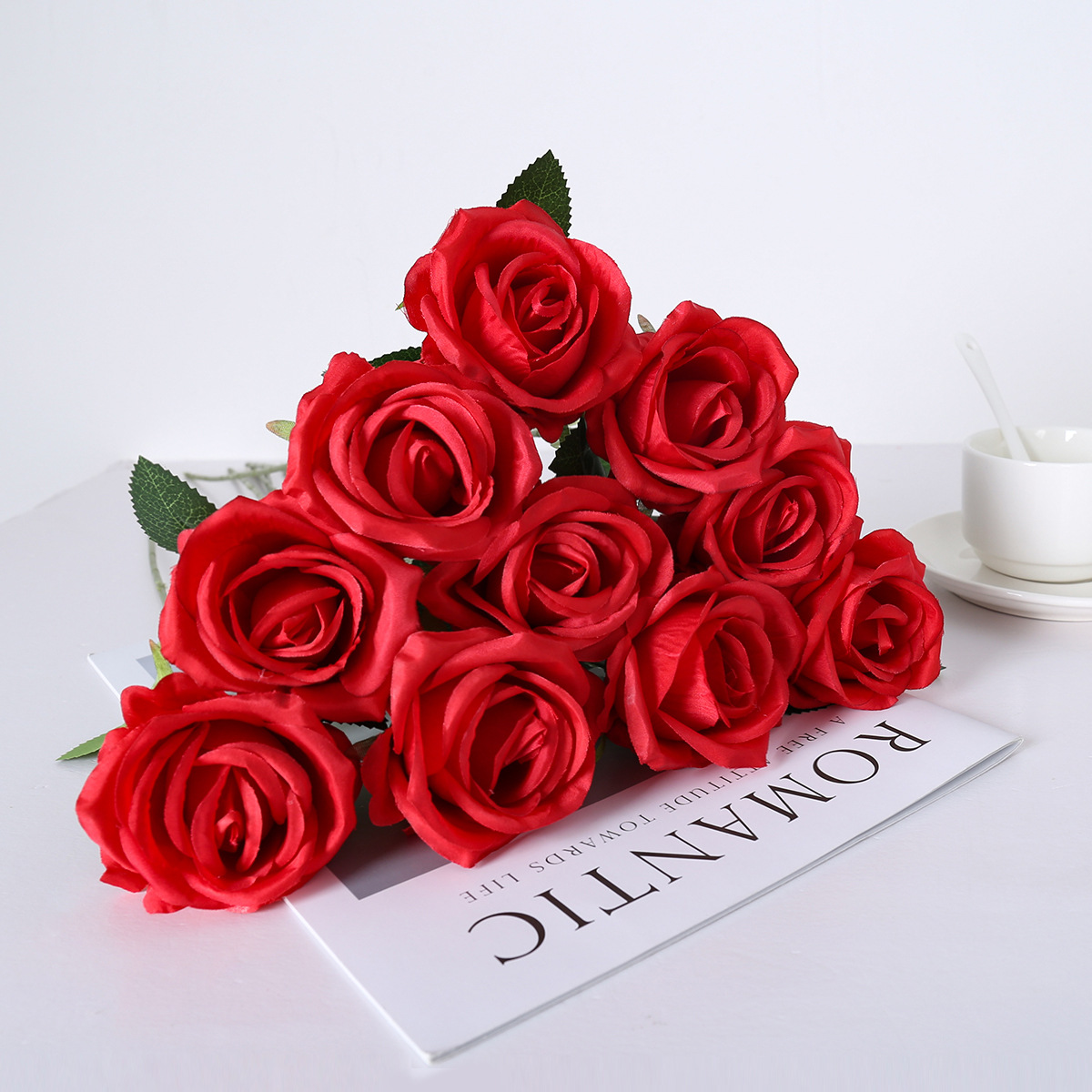 Simulación de tela de seda rosas casera única casera cascada roja decoración de pared de flores hechas a mano ramo falso