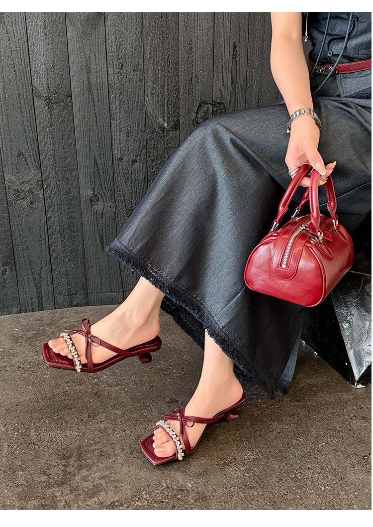 Sandal cao gót nữ mũi vuông đính đá pha lê, quai ngang nơ bướm, gót 9 cm — màu đen, Rượu vang đỏ, màu trắng ngà chi tiết 19
