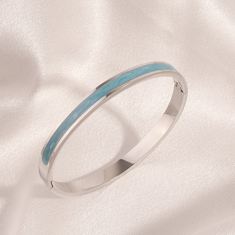 Pulsera de acero inoxidable para mujer, estilo de alta gama, combina con bolsos, diseño único y sencillo con efecto de goteo de aceite, retención de color duradera, pulsera de Kajia.