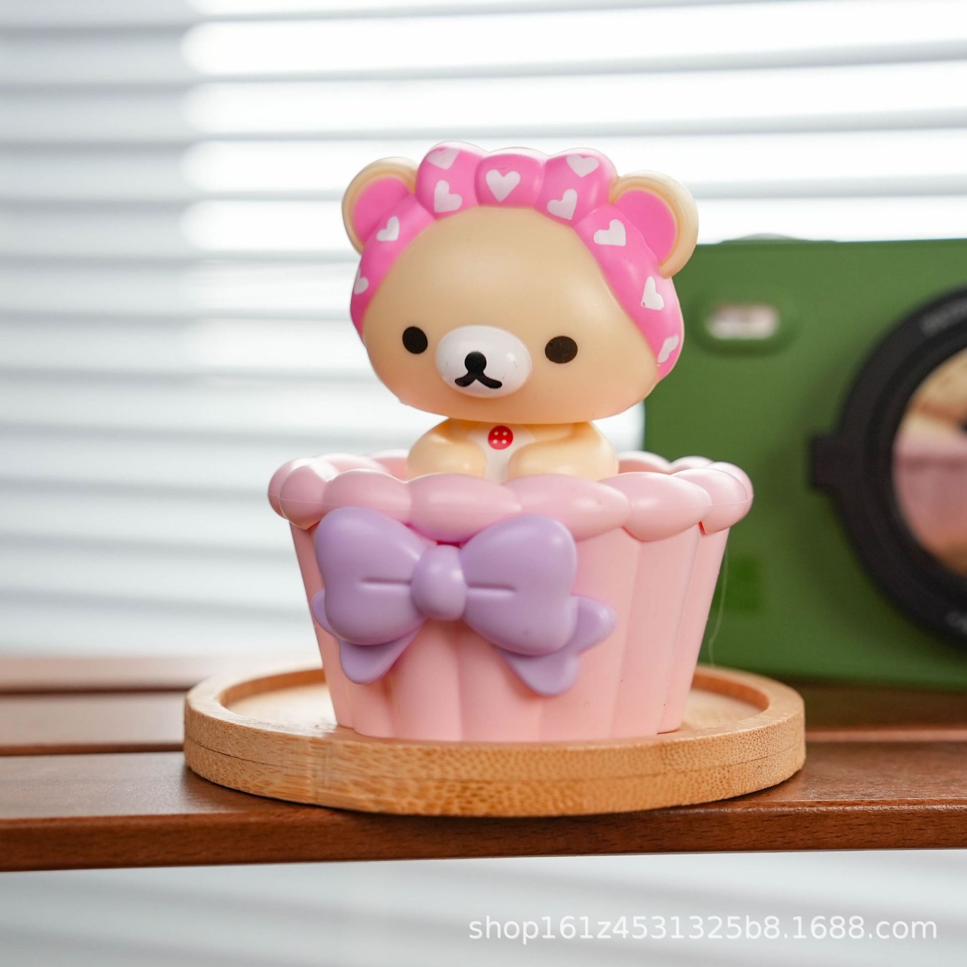 New creative and cute solar-powered car interior decoration, car dashboard shaking head ornament, anime style
