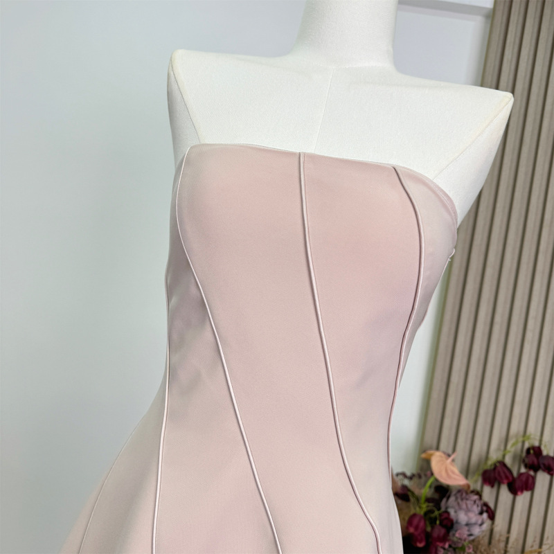 ピンクの重工の胸を塗るスカートの女性の高級感は胸をくわえて腰を収めてやせているワンピースを現します。|undefined