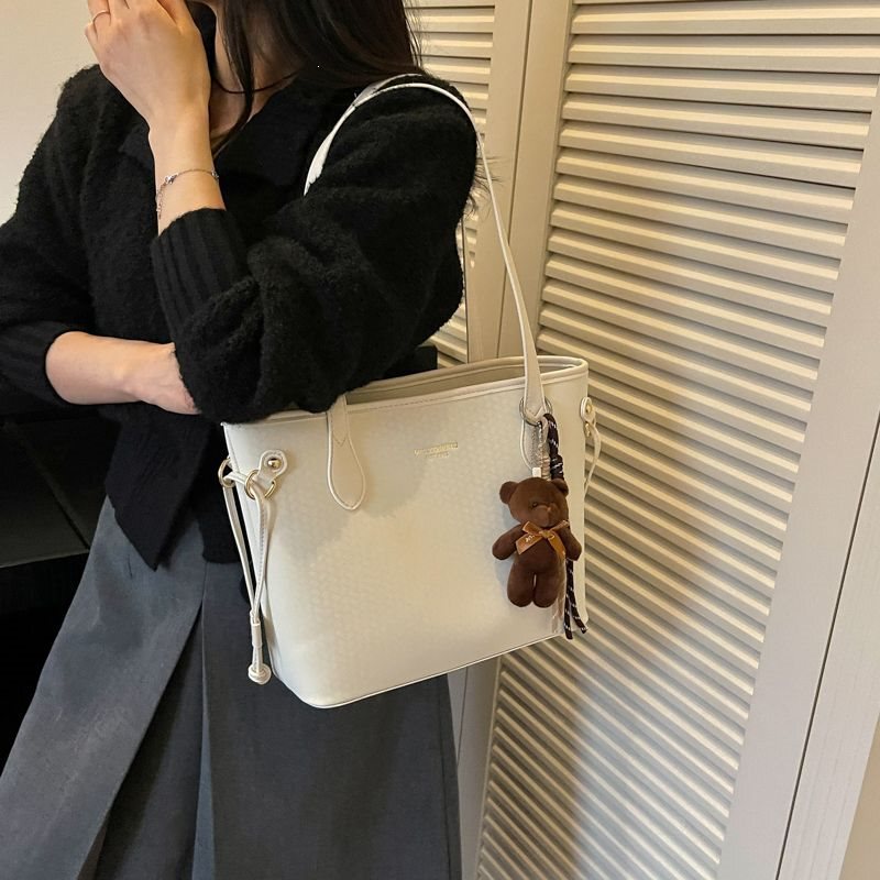Elegant Commuting Bag for Women, 2026 New Summer Vintage Fashion Versatile Shoulder Bag, Large Capacity Tote Bag