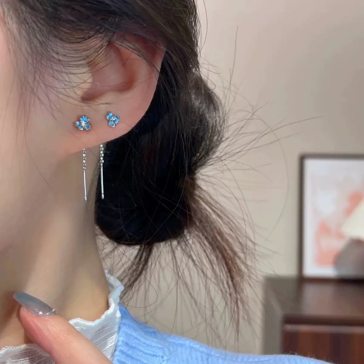 Boucles d'oreilles à oreilles de fleur d'iris bleu femme 2025 nouveau tempérament de tendance haut de gamme, simple fil de champignon blanc, boucles d'oreilles de niche d'été