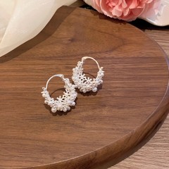 女性用のフランスの絶妙なスーパーフェアリーパールイヤリング、ニッチなデザイン、気質イヤリング、軽い高級感、ハイエンドの多用途イヤリング