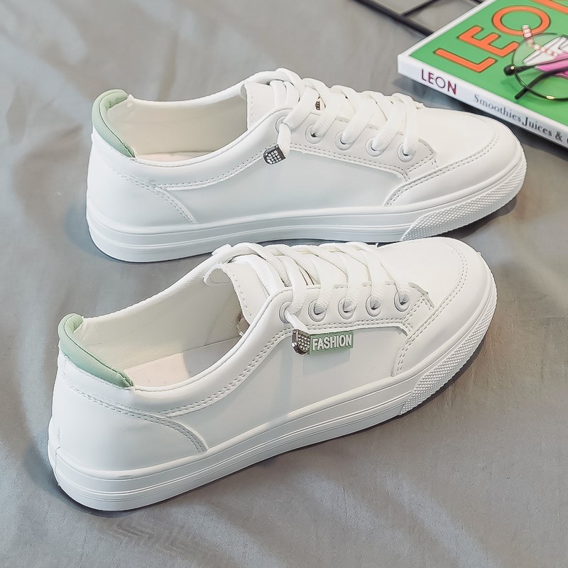 Pequeños zapatos blancos de primavera y otoño de 2025 nuevos zapatos casuales de estilo coreano, zapatos de skate de moda versátiles