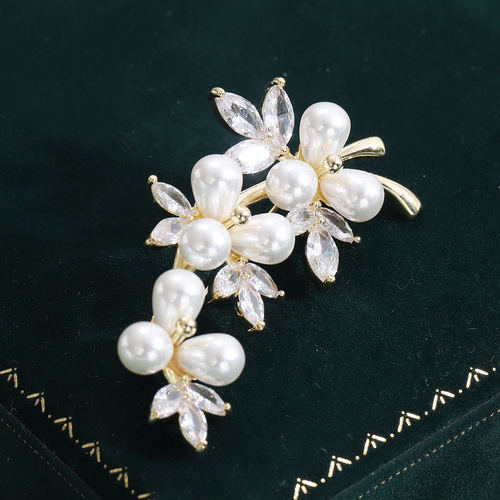 Light luxury and simple pearl tree rattan zircon brooch copper micro-inlaid high-end corsage anti-exposure pin classic temperament accessories
