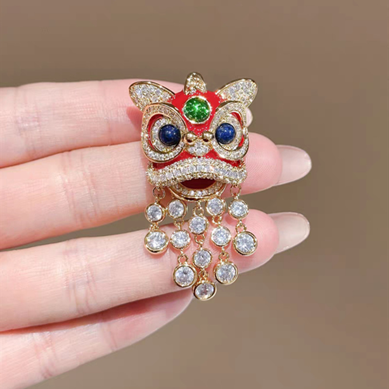 Festive National Trend Lion Dance Brooch with Rhinestones and Tassels, Enamel Pin, Chinese Retro High-End Clothing Accessory