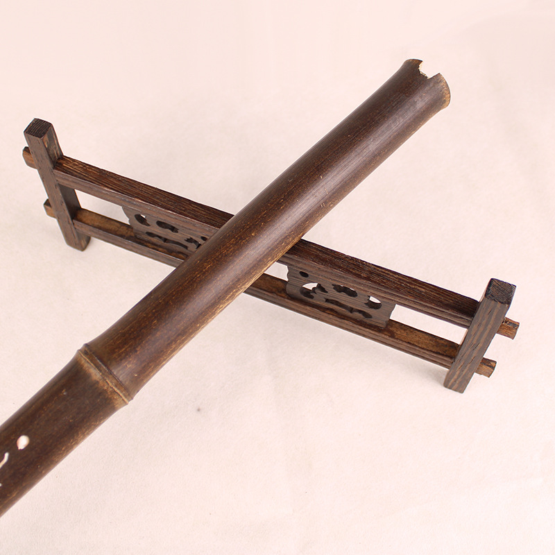 A professional dizi (bamboo flute) made of purple bamboo, supplied by the manufacturer, for beginners. It is a G-tuned F-flute with six holes, featuring one, two, or three sections, and has a classical ancient Chinese style.