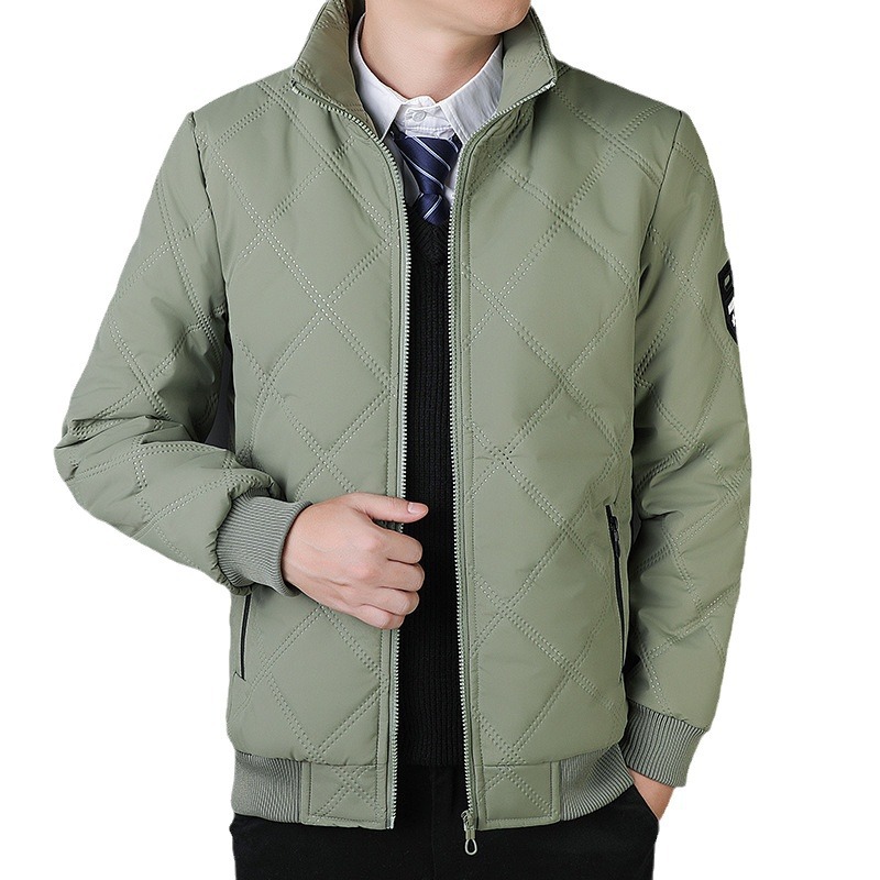 Chaqueta acolchada de algodón casual de otoño e invierno transfronteriza para hombres 2024 nueva chaqueta acolchada de cuello alto más fábrica de ropa acolchada de terciopelo al por mayor