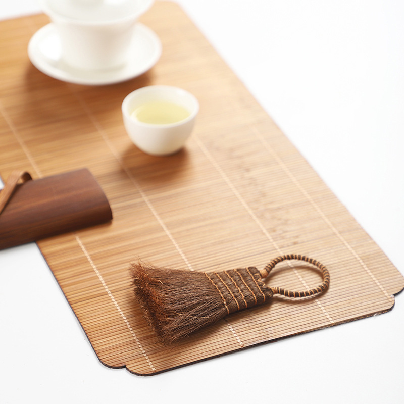 茶色の毛の茶器の文章はブラシでお茶の茶器の茶器の茶器を掃除して水を掃除します。|undefined