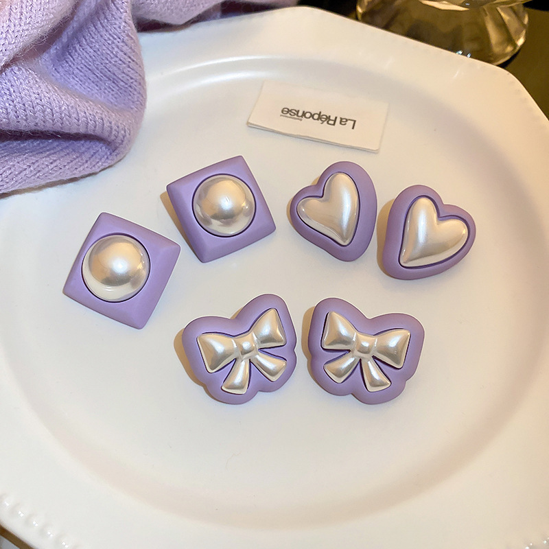 Vintage Purple Contrast Color Pearl Geometric Heart Earrings Wholesale display picture 1