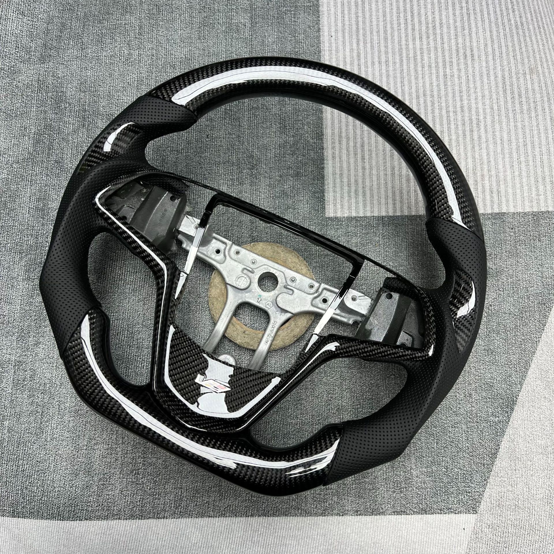 Carbon Fiber Steering Wheel Modification Is Suitable for Cadillac Models, Car Interior Steering Wheel Cover Processing and Customization