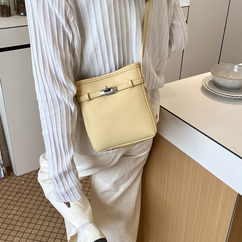 La versión coreana de nicho de color sólido bolso de teléfono móvil para mujeres 2026 verano nuevo diario pequeño y ligero bolso de hombro pequeño