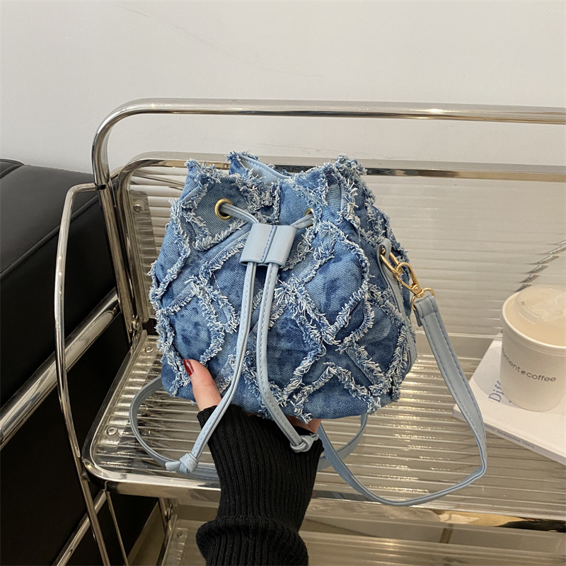 Bolso de diseño de nicho para mujeres 2025, nueva moda de moda, cadena de jeans, bolso de hombro, bolso de cubo relajado