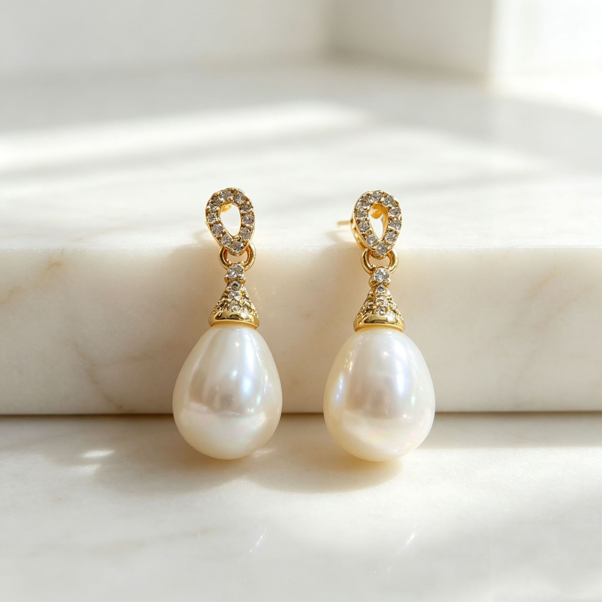 8-9mm natural freshwater pearl earrings, teardrop-shaped, minimalist design, versatile for everyday wear, cool and understated style