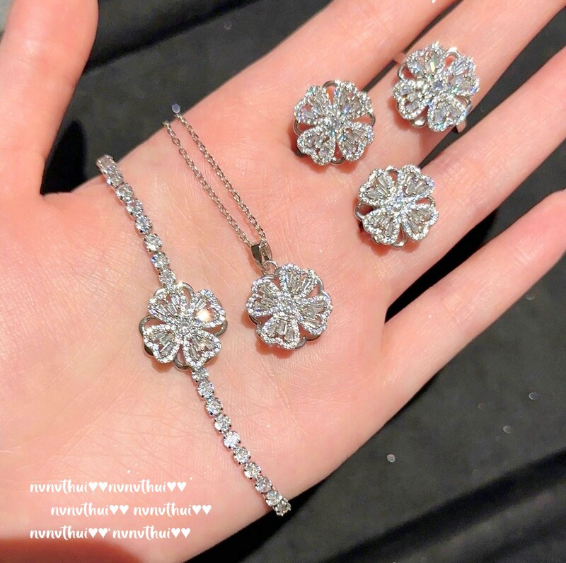 Beauty in the heart of the rich flower gem necklace ladies if the star river plated 18K gold flower zircon turn bracelet