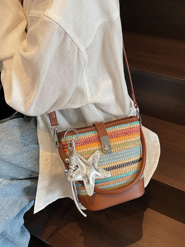 Bolso tejido femenino 2025 nuevo bolso de mensajero de diseño de nicho bolso de cubo de estilo occidental portátil a rayas de color de contraste popular