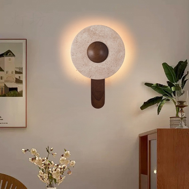 estilo japonés retro cabecera de cama agujero amarillo lámpara de pared de piedra silenciosa balcón sala de estar sofá TV pared de fondo escalera lámpara pasillo
