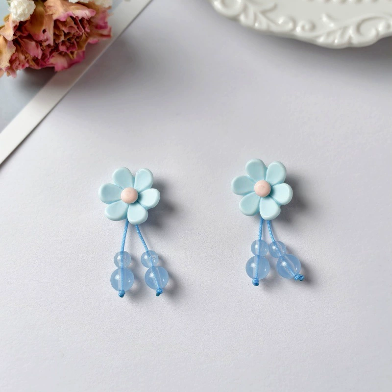 Ручка? Нет. Wait: The input: "Handle, phone case, hairgrip, fridge magnet, hair accessory, material, handmade" As product keywords. We should translate to Russian keeping format: [Type] + [Brand] + [Model] + [1–2 key product features] However here no clear type; list: Handle, phone case, hairgrip, fridge magnet, hair accessory, material, handmade. We should output a Russian translation as a list with same number of elements (1). Provide a translation preserving commas? Probably: