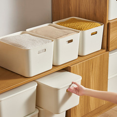 プラスチック製のデスクトップ収納ケースを厚くして、スナックの雑品化粧品収納ケースに蓋付き防塵整理ケースを置く