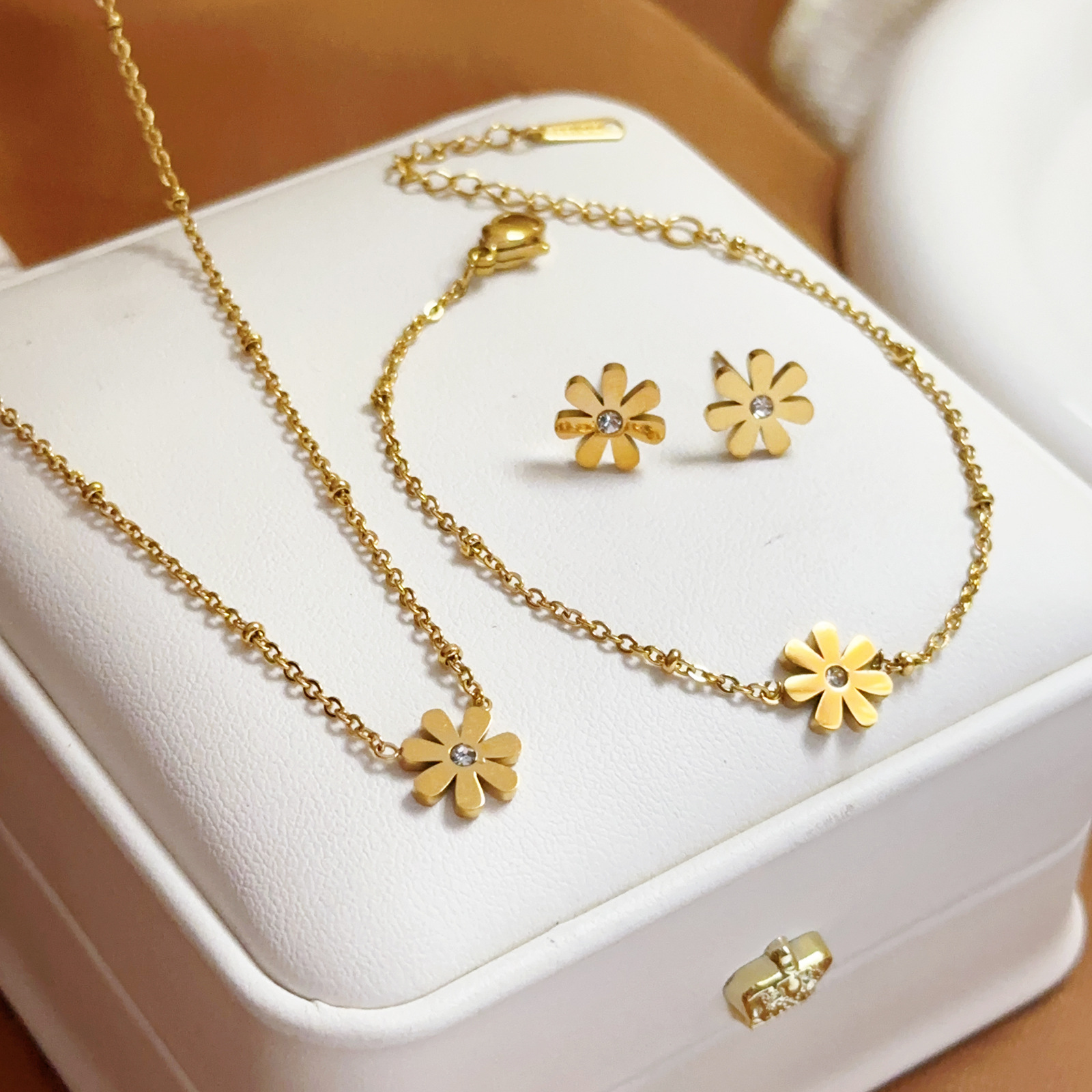 Nuevo collar de flores de margarita de titanio de acero de estilo francés 18 diamantes de oro encantador conjunto de joyería no se desvanece