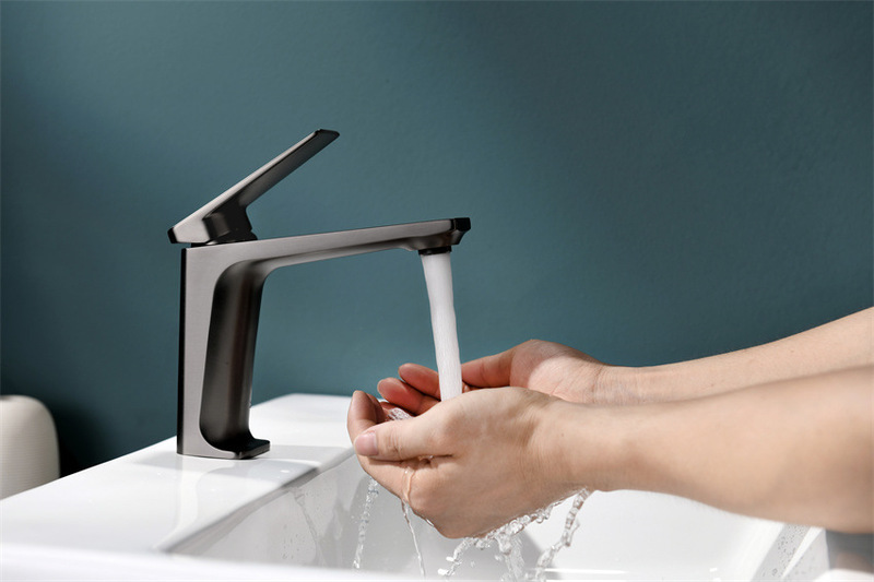 Guangdong Cross-Border Supplier of All-Copper Gunmetal Brushed Gold Basin Faucets with Imitation Splash Water Feature, Direct from the Manufacturer for Shower and Basin Use