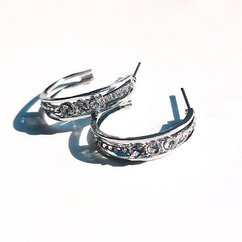 Yunjin transfronteriza nuevo estilo europeo y americano con incrustaciones de diamantes de imitación de las mujeres pendientes de aleación de moda de tipo C fábrica al por mayor