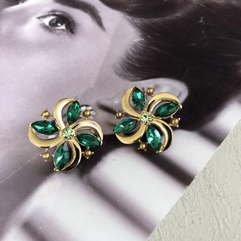 Retro Green Enamel Square Water Drop Pendant Earrings Wholesale Nihaojewelry display picture 14