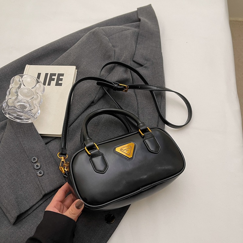 Bolsa de bolos retrógrada de mano para mujeres 2024 nuevo diseño de viaje universal bolso de hombro de nicho de alta calidad bolso pequeño