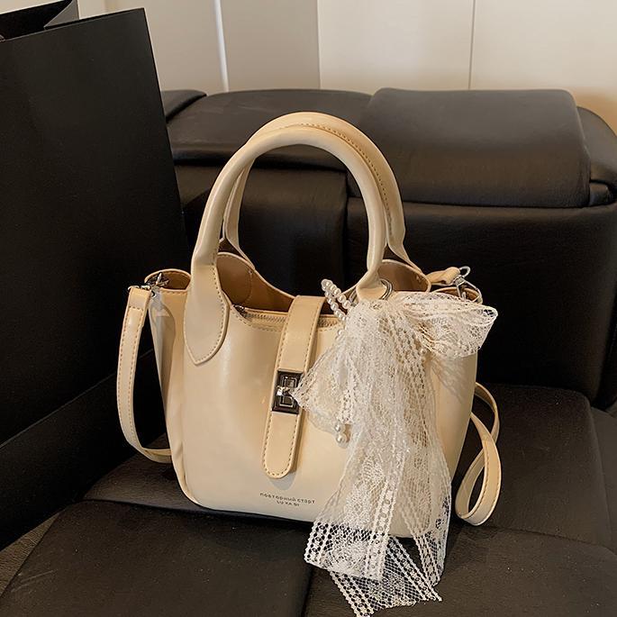 Coreano ultra caliente nicho bolso de cubo portátil para mujeres 2025 nuevo estilo de moda textura versátil alta sensación de hombro mochila