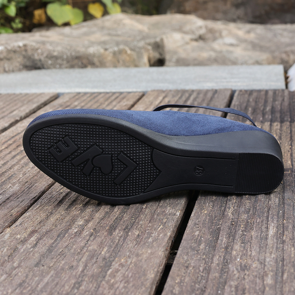 Damloafers med kilklack i mocka med remar fina damskor_voghion.com
