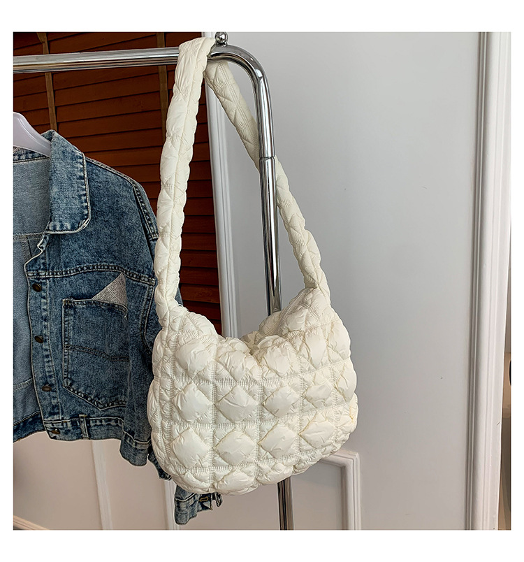 2024 primavera nuevo rombo ligero nube burbuja bolsa de moda de las mujeres textura de alto grado estilo occidental hombro bolsa de mensajero