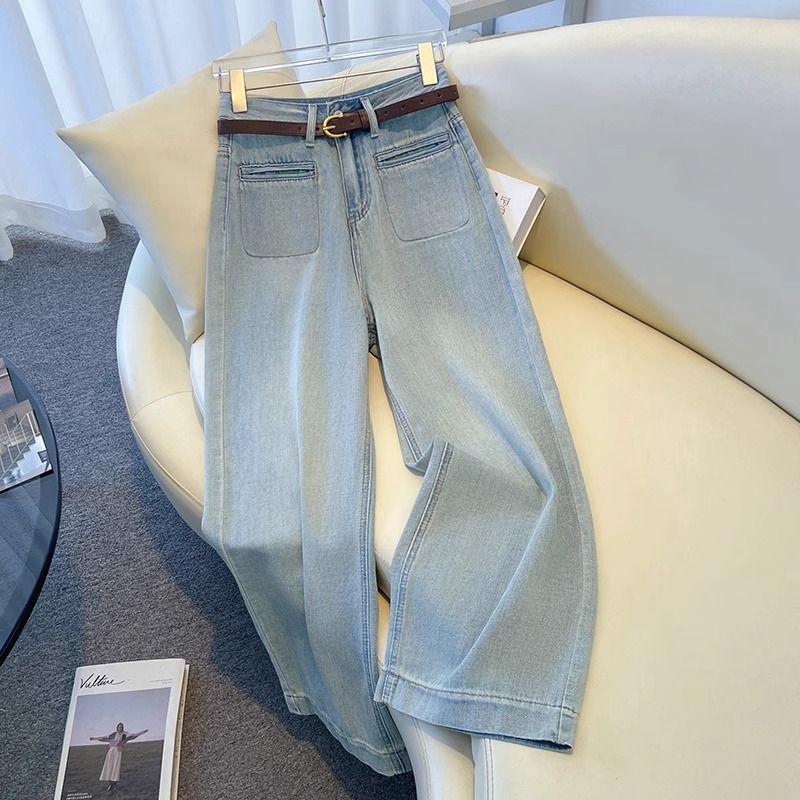 Jean bleu clair taille haute à jambes larges pour femmes, coupe ample et amincissante, idéal pour les silhouettes en forme de poire et les petites tailles._voghion.com