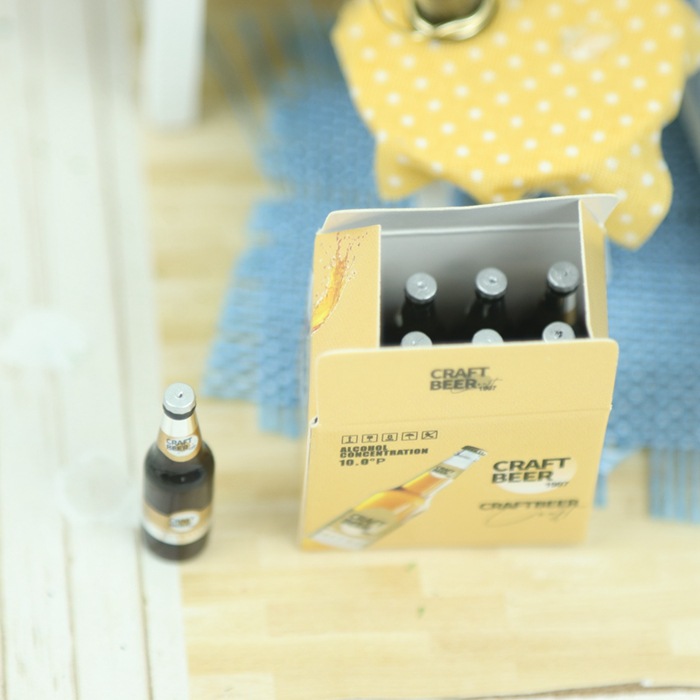 12 실버 맥주를 가진 040 노란 판지