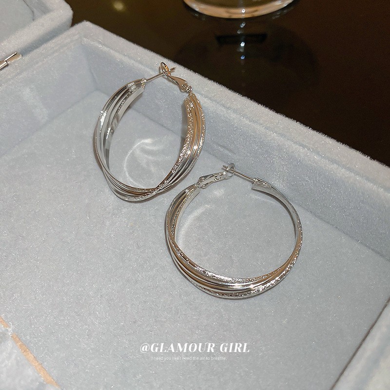 Pendientes ovalados simples de aguja de plata Pendientes de tendencia de personalidad transfronteriza europea y americana Pendientes de diseño de todo fósforo de nicho al por mayor