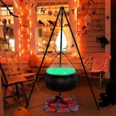 Large Witches Cauldron on Tripod三脚の上の魔女の大鍋はランプの装飾を持っています。