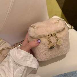 秋季百搭小众羊羔毛小方包女2025新款时尚可爱韩系毛绒单肩斜挎包