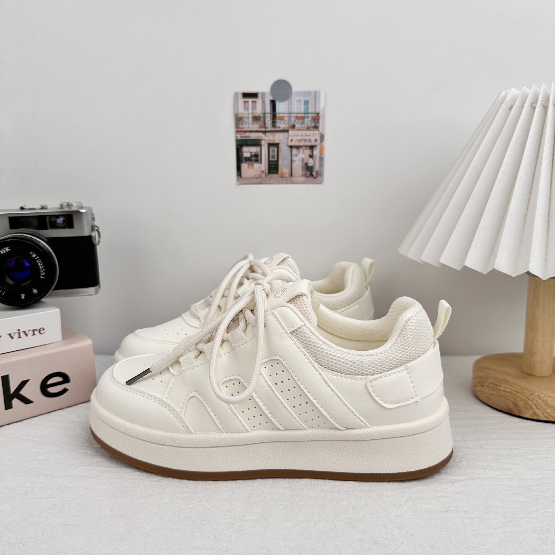 Zapatos blancos de fondo grueso para mujeres 2025 nuevos zapatos de skate casuales zapatos de nicho zapatos de mujer zapatos de pan