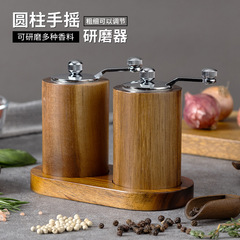 工場は木製の手で胡椒を振って研磨します。