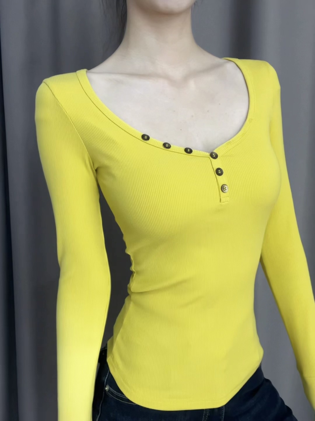 Дизайнерский приятный телу лонгслив, осенняя футболка, V-образный вырез, тренд сезона, облегающий крой, в американском стиле