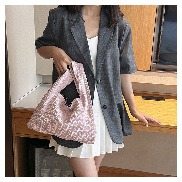 Women's Medium Pu Leather Geometric Solid Color Elegant Magnetic Buckle Handbag display picture 5