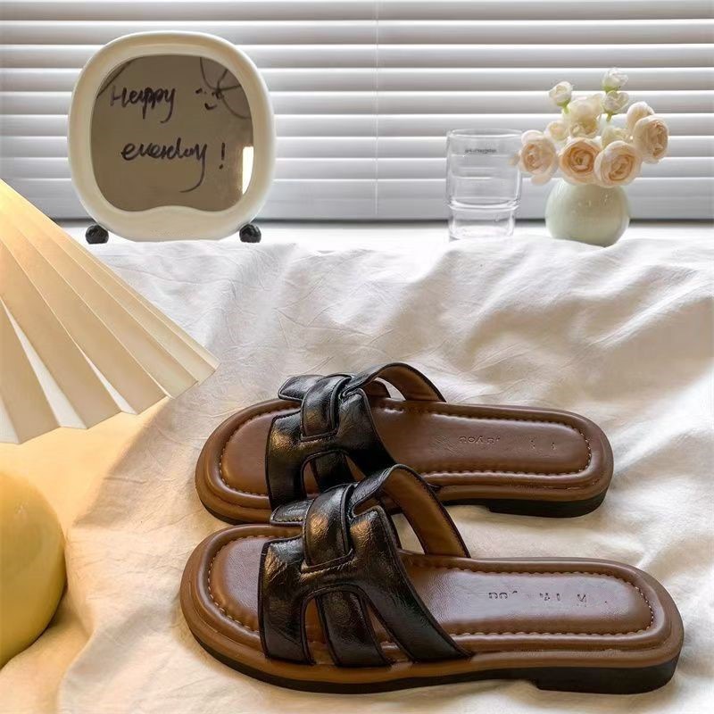 Sandalias y pantuflas retro francesas con una sola palabra para mujer 2025 nuevo estilo exterior zapatos Muller tejidos con cabeza cuadrada zapatillas de playa de suela blanda