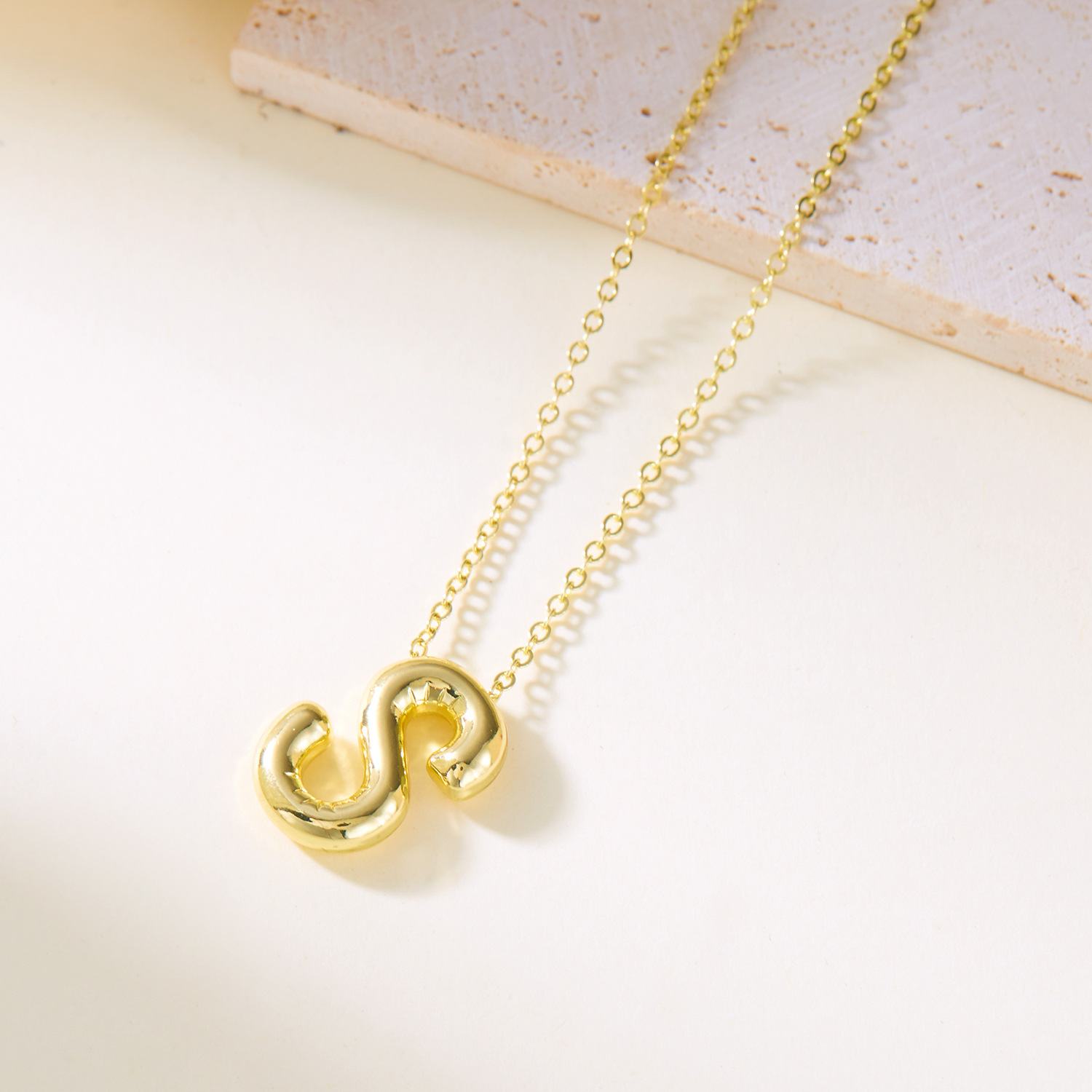 Collier avec pendentif lettre initiale style ballon original_voghion.com