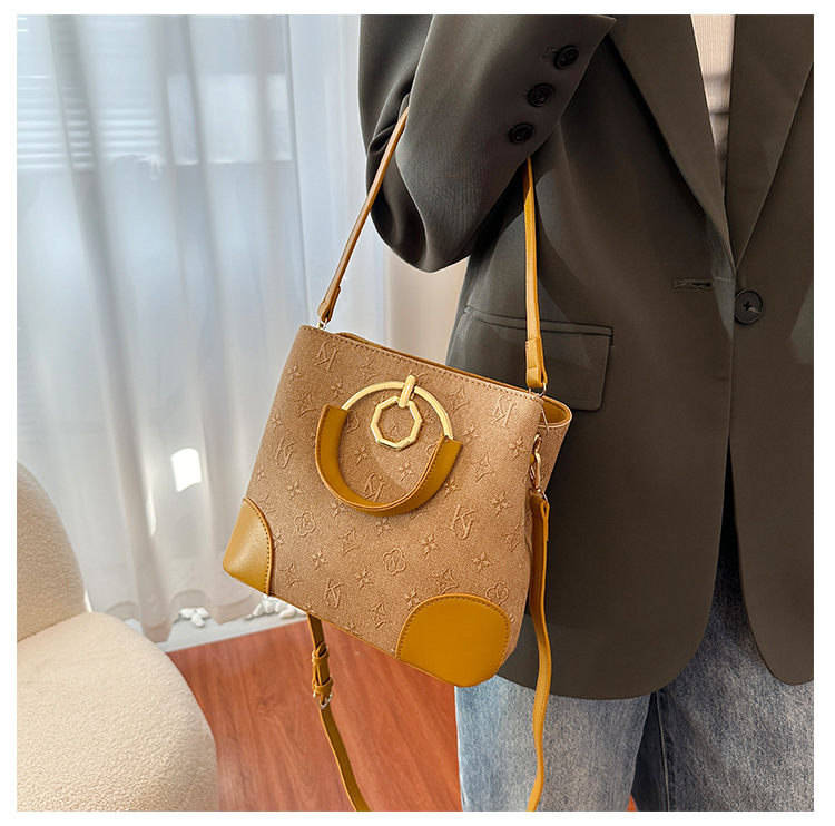 1029g Weight Polyester Lining Material Zipper Closure Type Single Shoulder Strap Strap Type Crossbody Bag Bags Type Casual, Daily, Shopping Occasion Pu Leather Material Letter Pattern All Seasons Season Women's Gender Classic Style Style Bucket Shape Women's Pu Leather Letter Classic Style Bucket Zipper Crossbody Bag 1