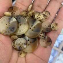 厂家直供仿牛角树脂雕刻棒花扣批发服装纺织辅料米白色有眼纽扣