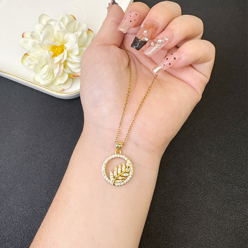 Collar de hojas huecas de diamantes de lujo ligero de oro de arena vietnamita Pendientes Temperamento de alta calidad Cobre chapado en oro Joyas que no se desvanece durante mucho tiempo