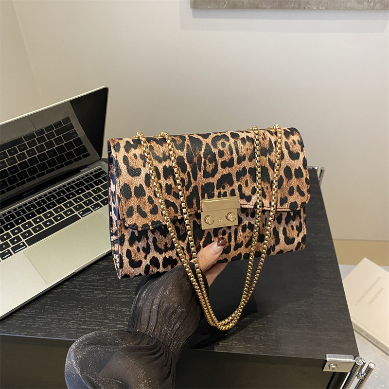 Bolso bandolera retro bolso de cadena de estilo occidental bolso personalizado femenino 2024 otoño e invierno diseño de nicho tendencia pequeño bolso cuadrado