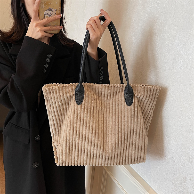 Bolso de terciopelo a rayas de gran capacidad para mujer 2024 otoño e invierno nuevo bolso de compras de un solo hombro de todo fósforo bolso de viaje de clase de todo fósforo